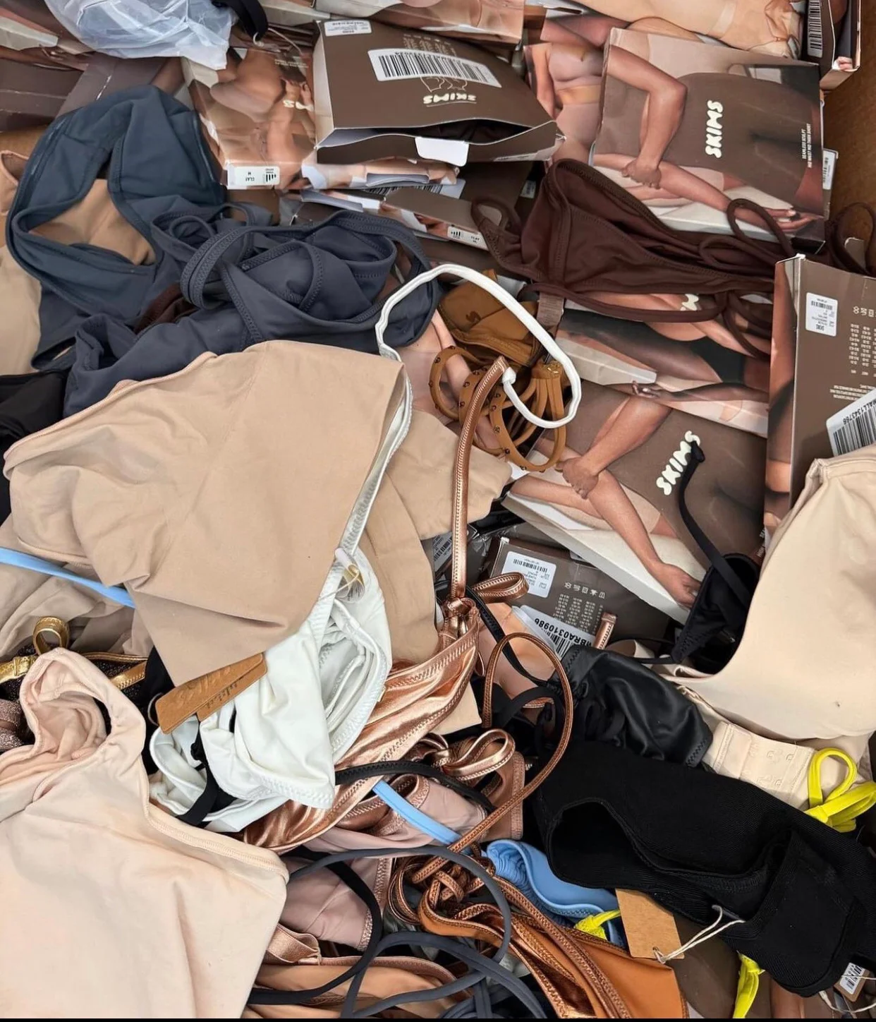 300-Piece SKIMS Pallet Liquidation – New, Authentic Shapewear, Loungewear & Accessories | Free USA Delivery 10 Skims Pallets liquidation and Wholesale