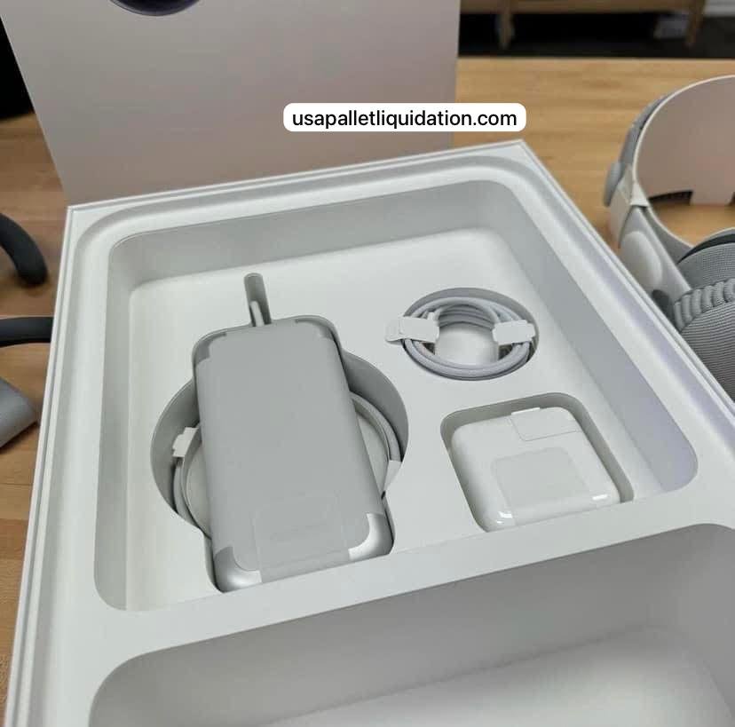 Apple Vision Pro 1TB (IN HAND) – Solo Knit Band, Dual Loop Band & Light Seal | Wholesale Liquidation 4 Apple Vision Pro 1TB (IN HAND) – Solo Knit Band, Dual Loop Band & Light Seal | Wholesale Liquidation - Image 4