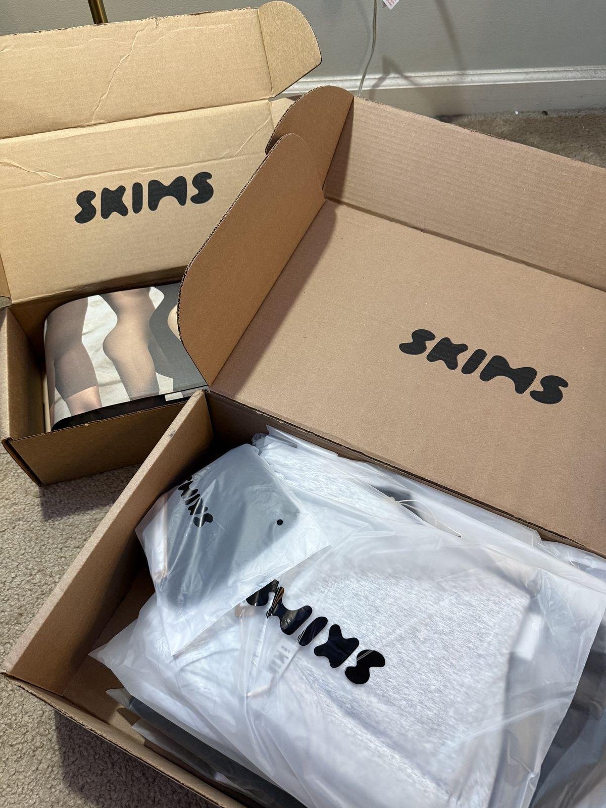 300-Piece SKIMS Pallet Liquidation – New, Authentic Shapewear, Loungewear & Accessories | Free USA Delivery 17 SKIMS Pallets Liquidation